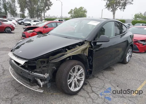 2023 Tesla Model Y Awd/Long Range Dual Motor All-Wheel Drive z USA, uszkodzony, nr VIN 7SAYGDEE8PA152338